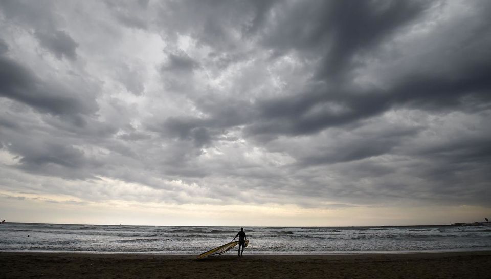 23433320-italy-weather-surf